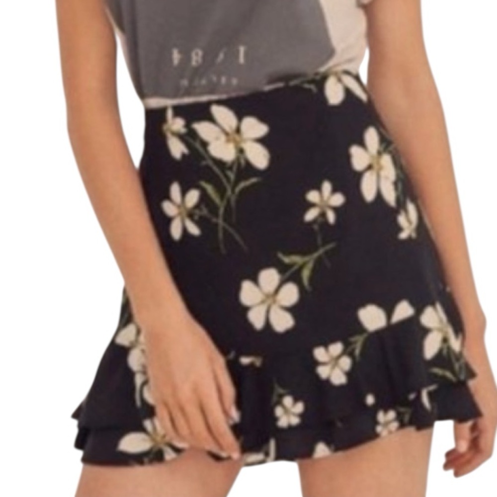 URBAN OUTFITTERS | Kimchi Blue - Black Floral Mini Skirt